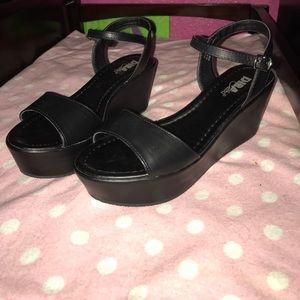 Black platform sandal
